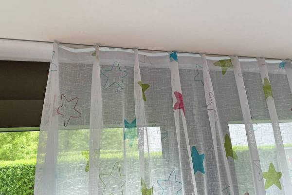 Kindervorhang JARA - Transparenter Vorhang mit farbigen Sternen / Wunschvorhang nach Mass