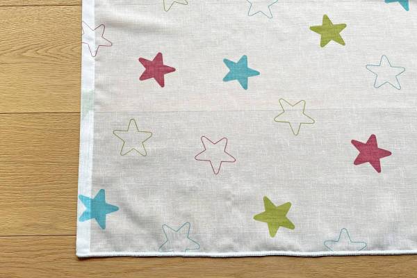 Kindervorhang JARA - Transparenter Vorhang mit farbigen Sternen / Wunschvorhang nach Mass