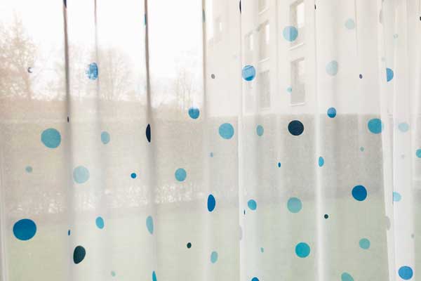 Kindervorhang POINTS - Transparenter Vorhang mit farbigen Punkten / Wunschvorhang nach Mass