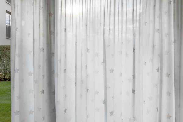 Kindervorhang STARS - Transparenter Vorhang mit farbigen Sternen / Wunschvorhang nach Mass